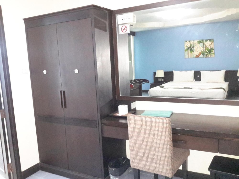 J Hotel 6/51