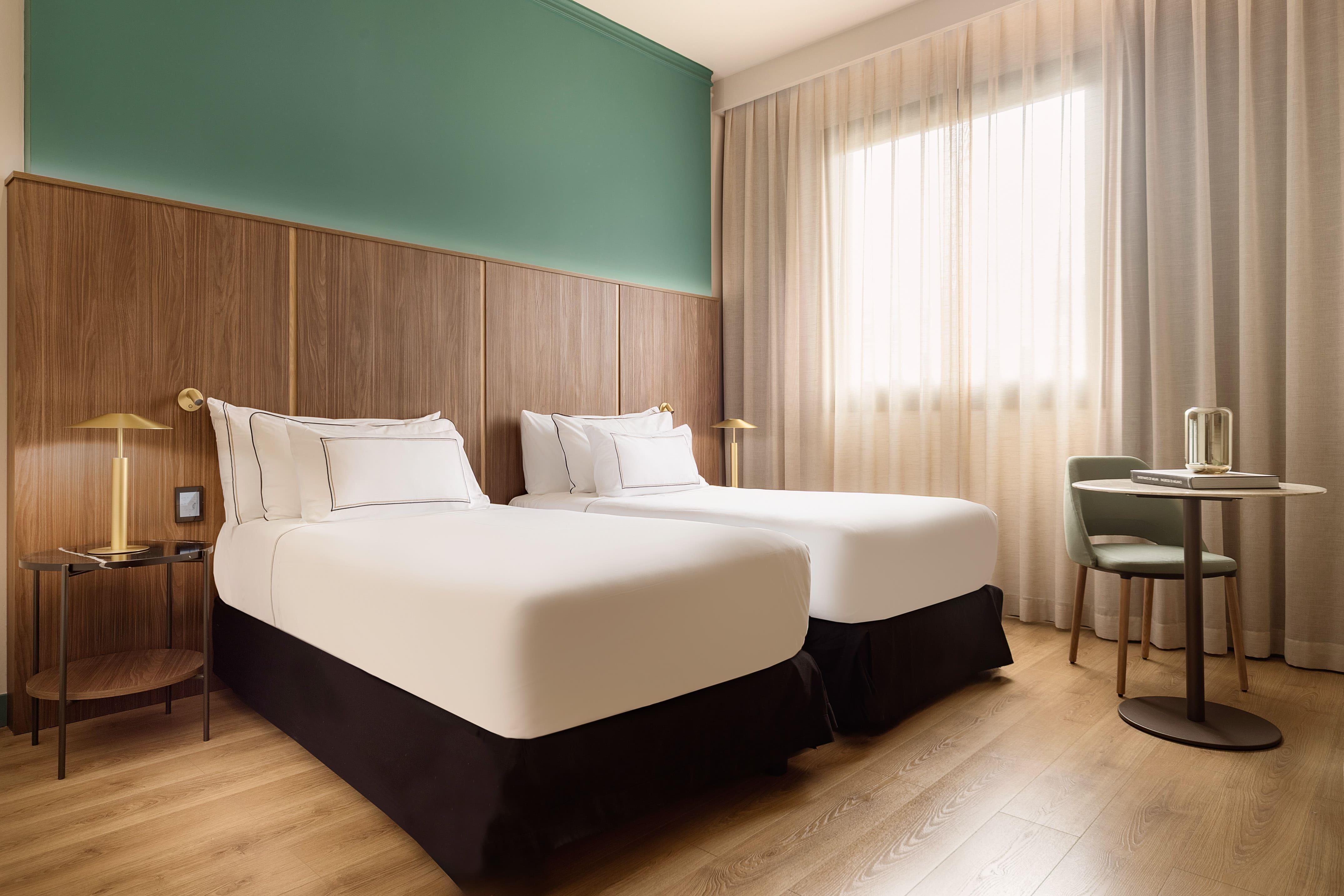 Connecting, Double or Twin Bed