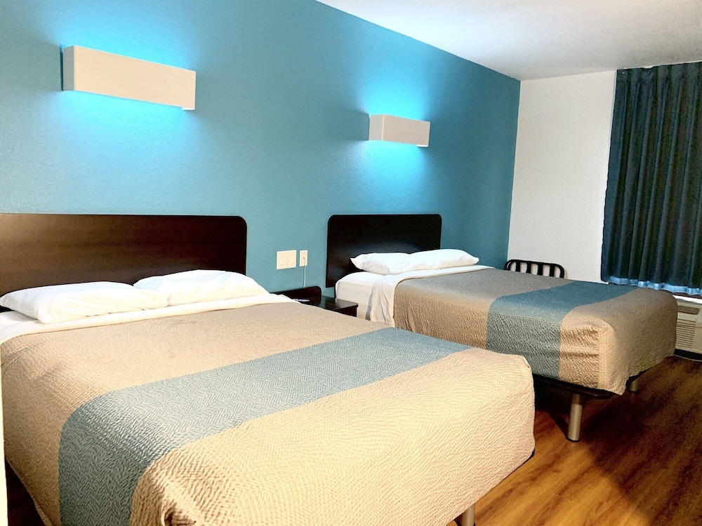 Motel6 Lewisville, TX - Medical City 34/64