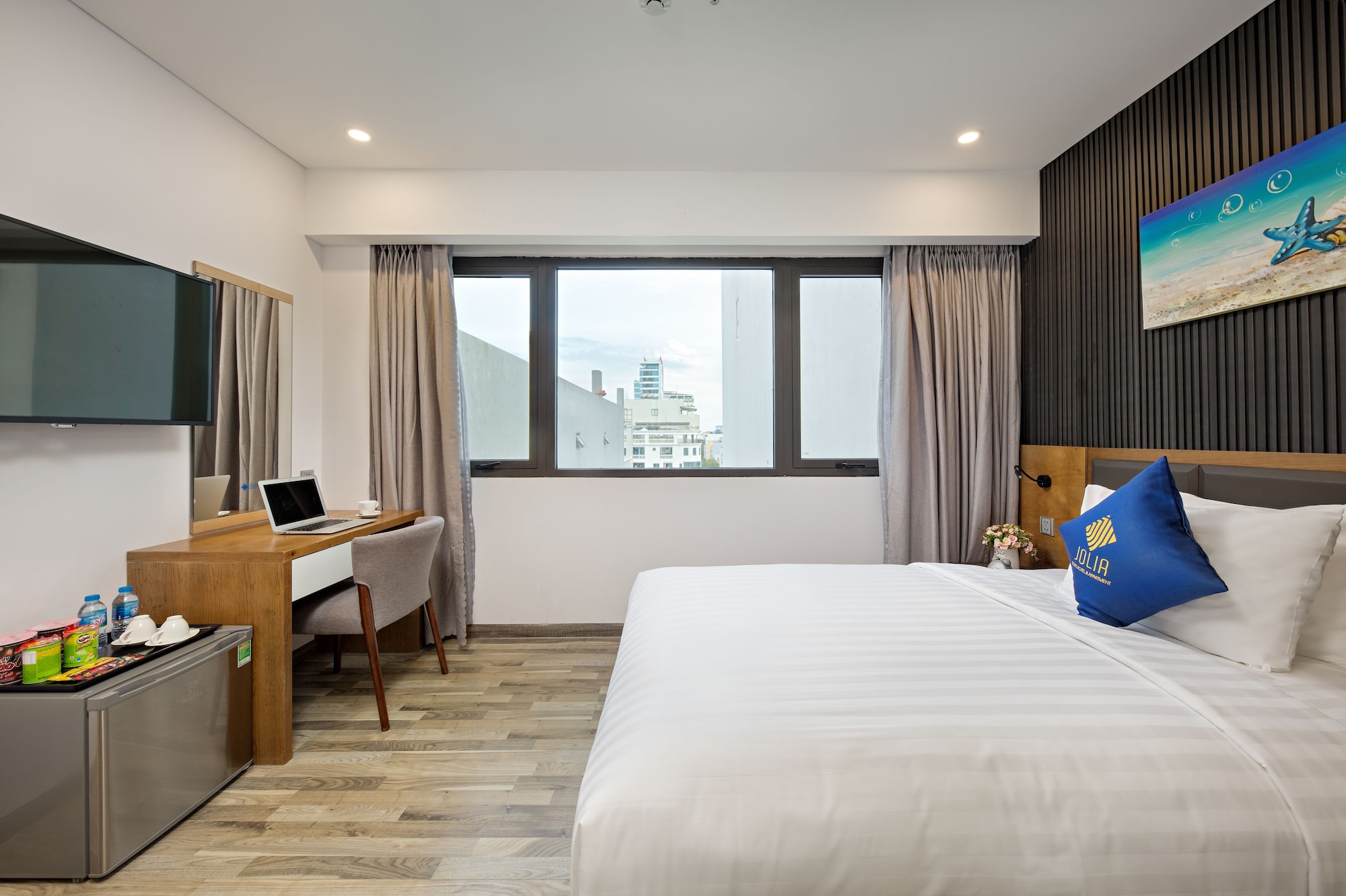 DELUXE, DOUBLE OR TWIN BED