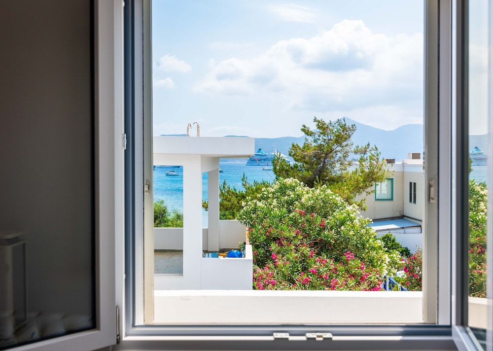White Rock Milos Suites 2/55