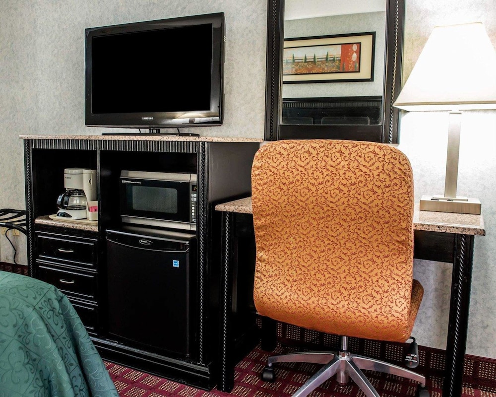 Quality Inn & Suites Gibsonia - Pittsburgh North PA 57/68
