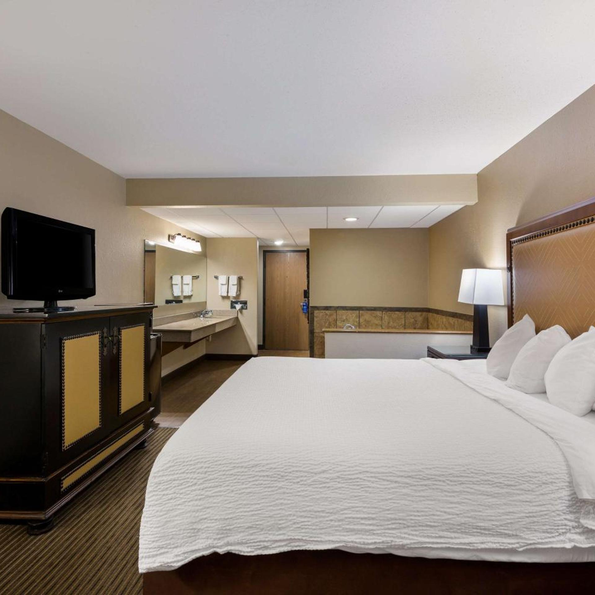 Room, King Bed, Pool Side