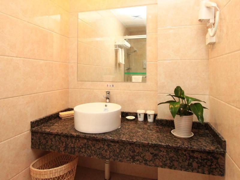GreenTree Inn ShanDong RiZhao JuXian YinXing Avenue Middle ShanDong Road Business Hotel 62/67