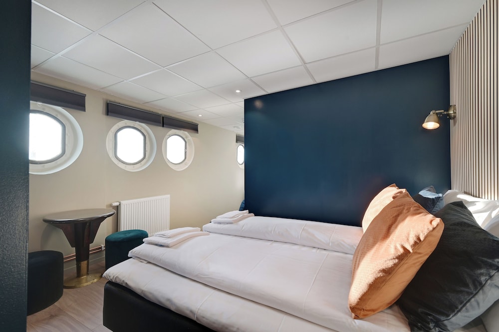 Family, Cabin, 1 Queen and 1 Bunk Bed