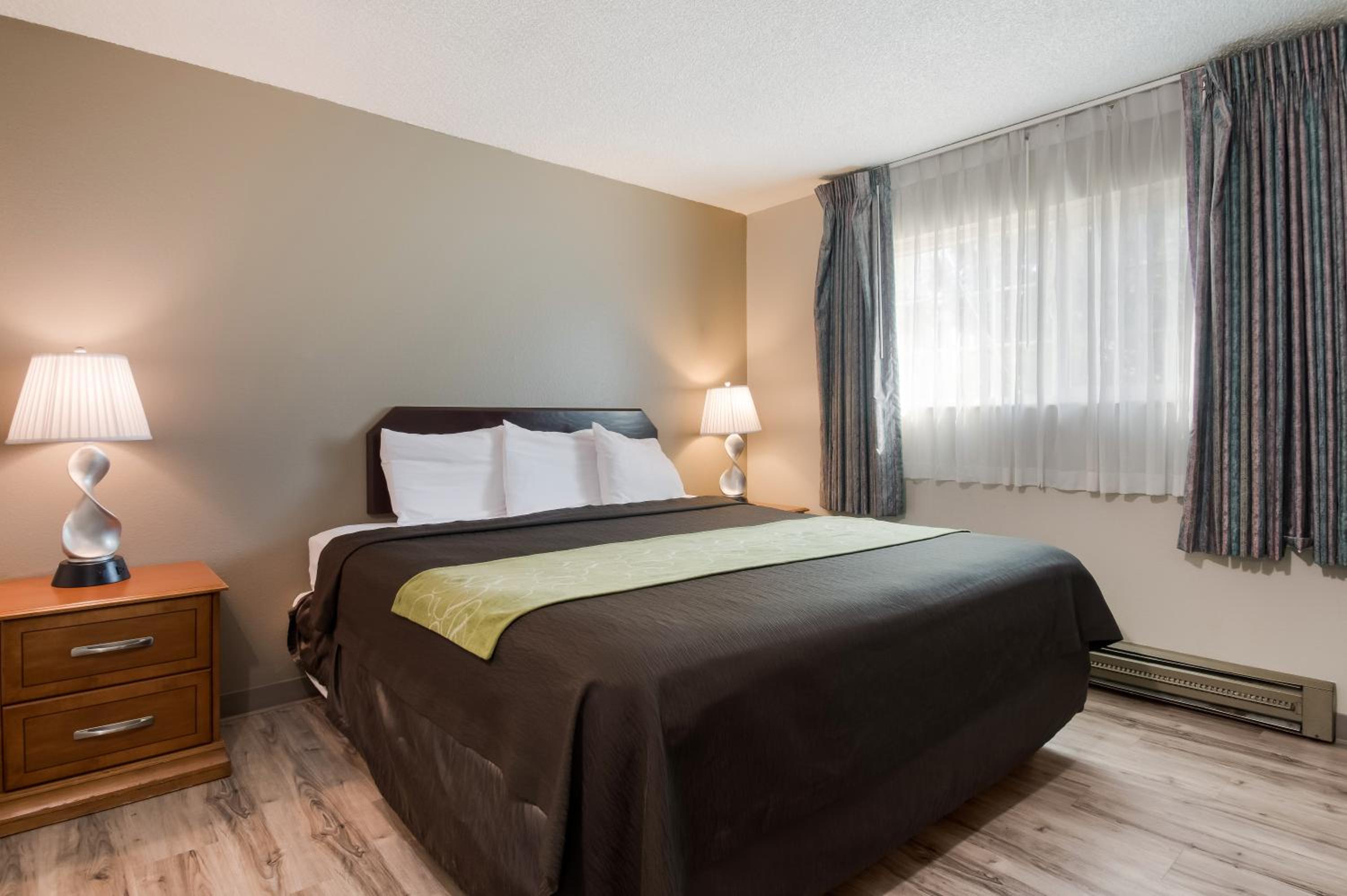 Efficiency, Family Suite, 2 King Beds, Sofa، Rodeway Inn & Suites Portland West - Beaverton 2/8
