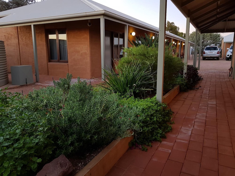 MUD HUT MOTEL 53/57