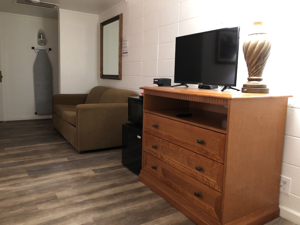 Capital O Budget Inn Ontario I-84 11/52