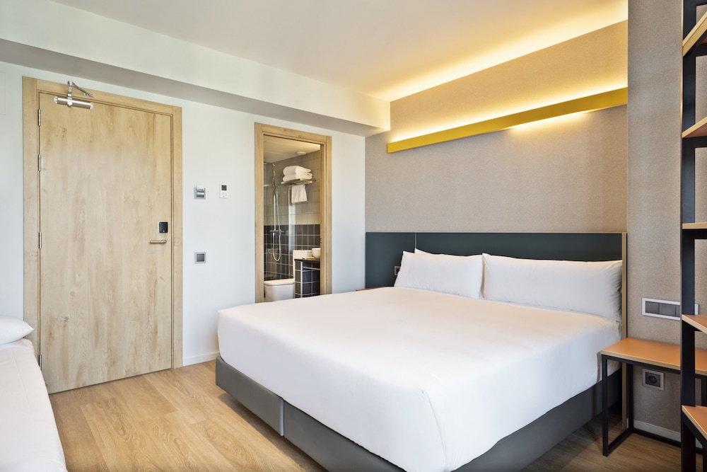 ROOM, TRIPLE