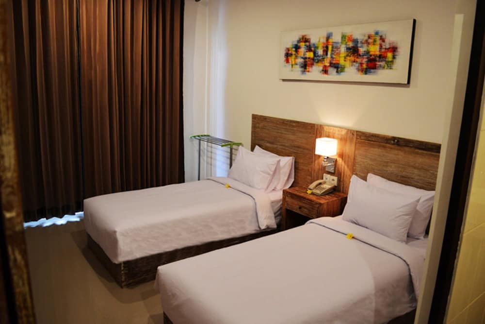 ROOM, TWIN BEDS, POOL VIEW