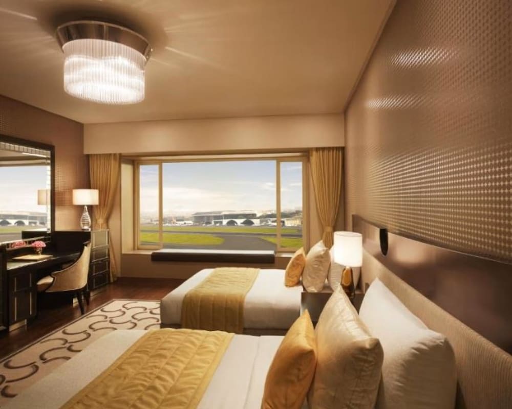 Luxury, Twin Beds, Runway View