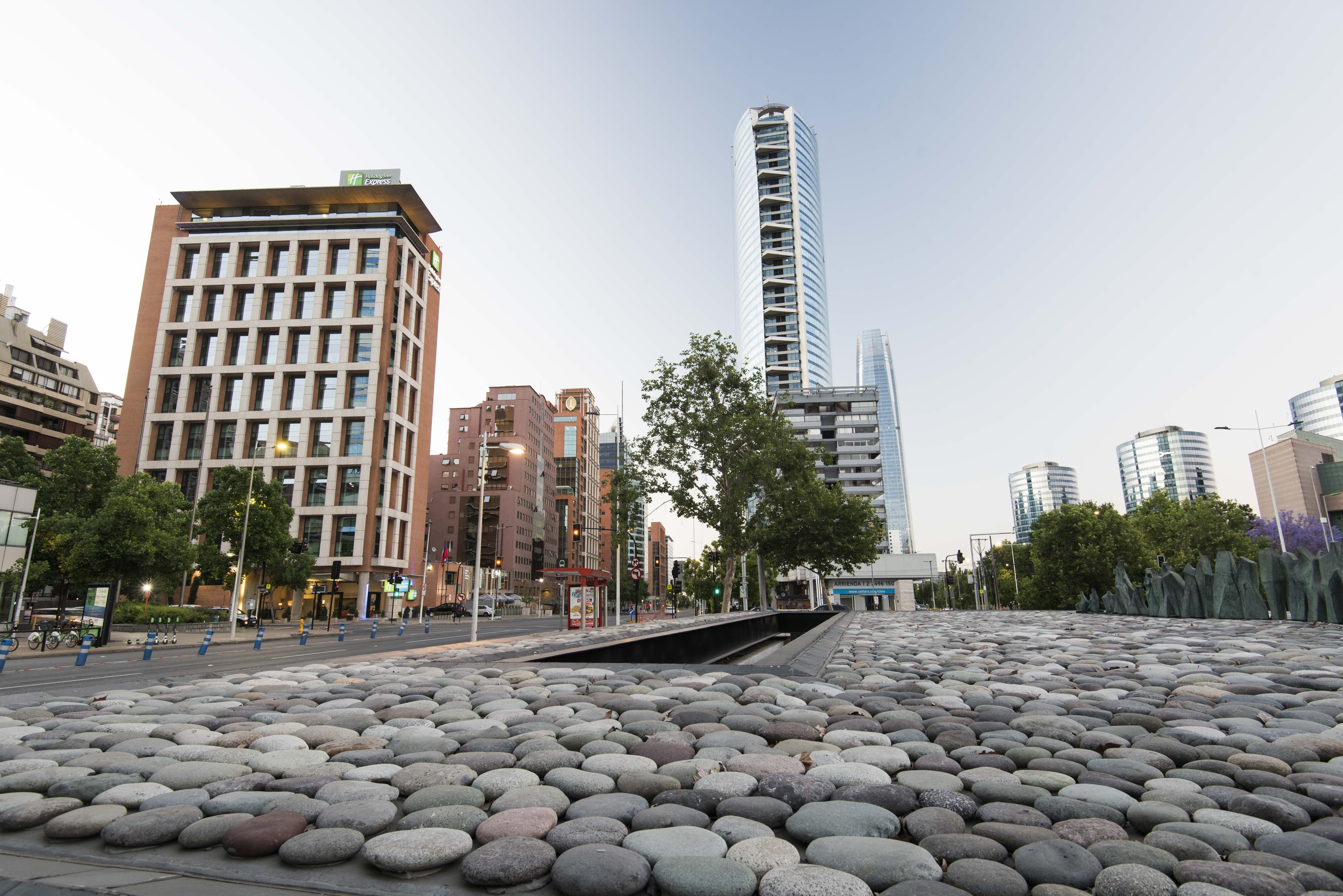 Holiday Inn Express Santiago Las Condes Former Holiday Inn Express Santiago el Golf 68/75
