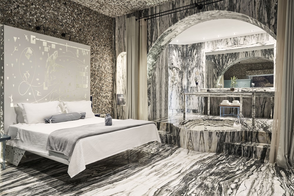 Oasis, King Bed
