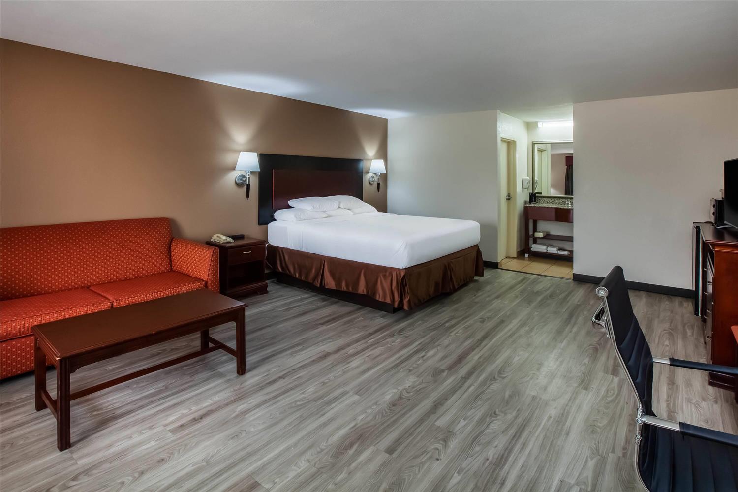 Days Inn & Suites by Wyndham Tyler 4/22