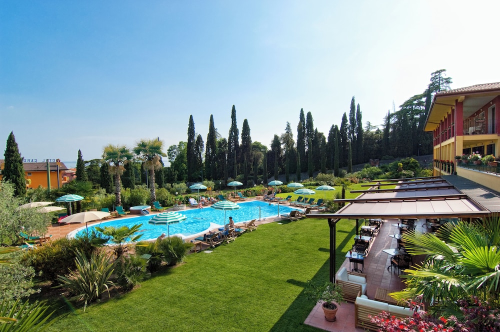 Villa Madrina Lovely and Dynamic Hotel 42/49