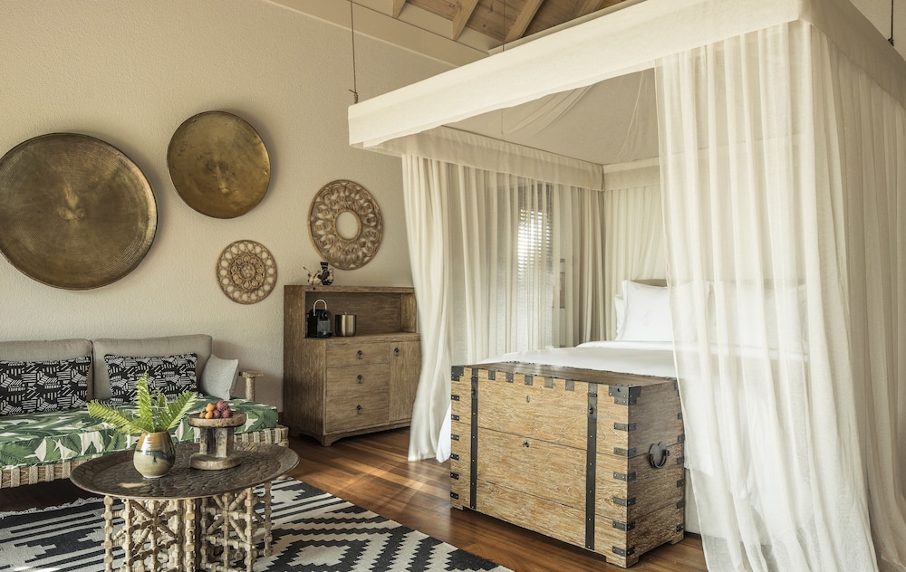 FOUR SEASONS RESORT SEYCHELLES AT DESROCHES ISLAND 32/58
