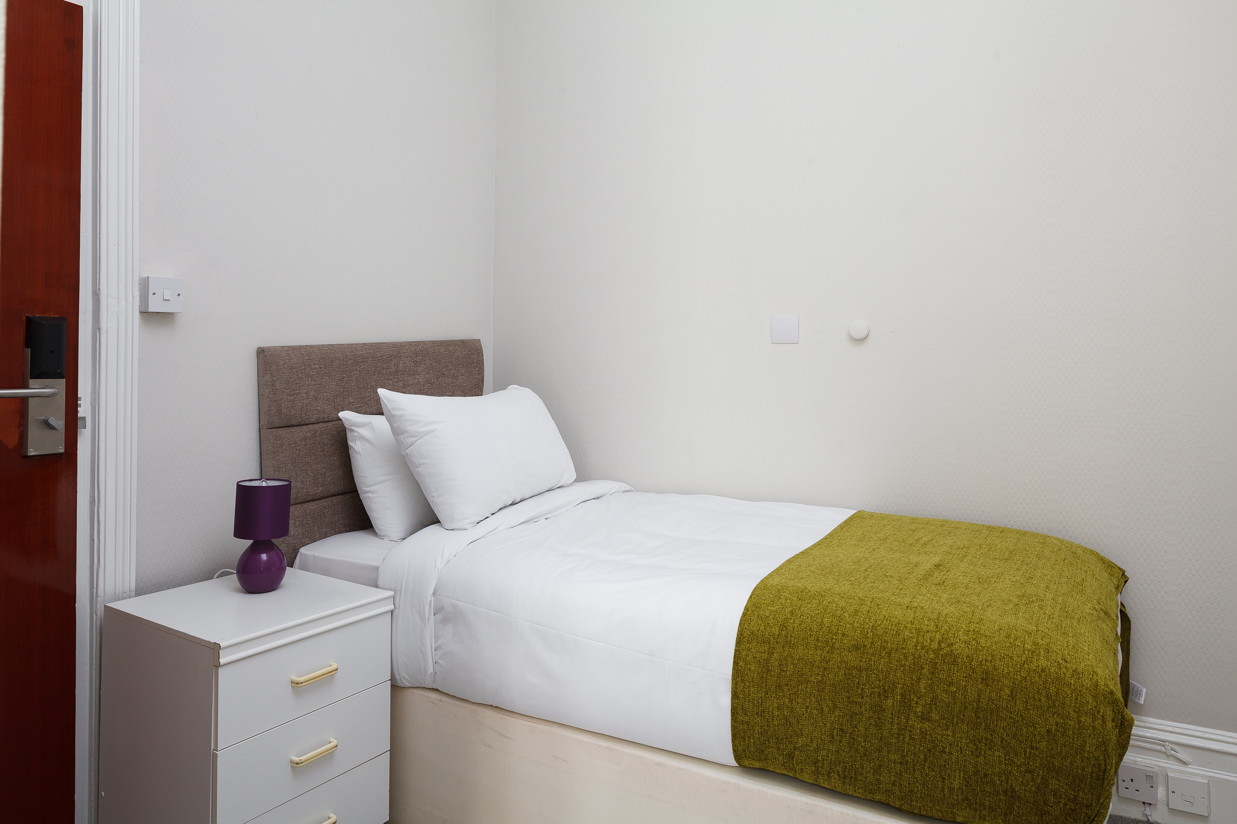 Standard, Single, Pearl & Pebbles Eastbourne 2/2
