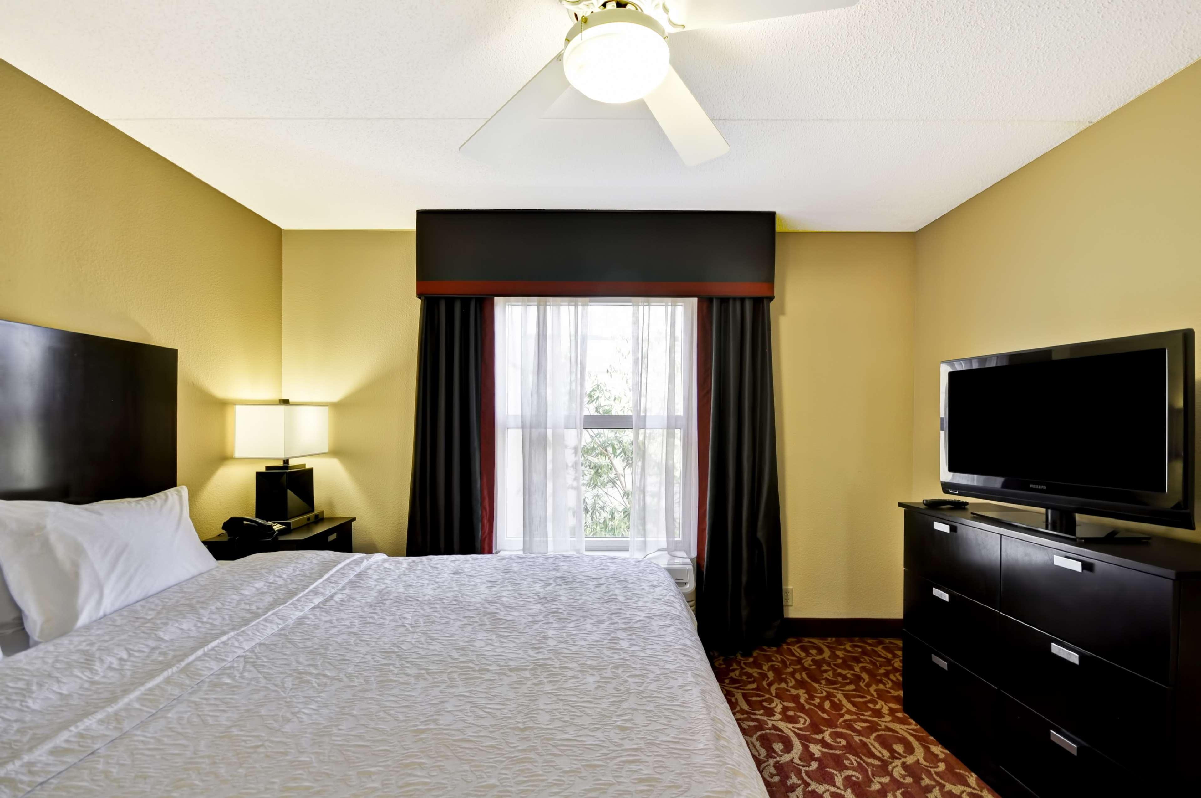 1 BEDROOM, SUITE, KING BED, KITCHEN