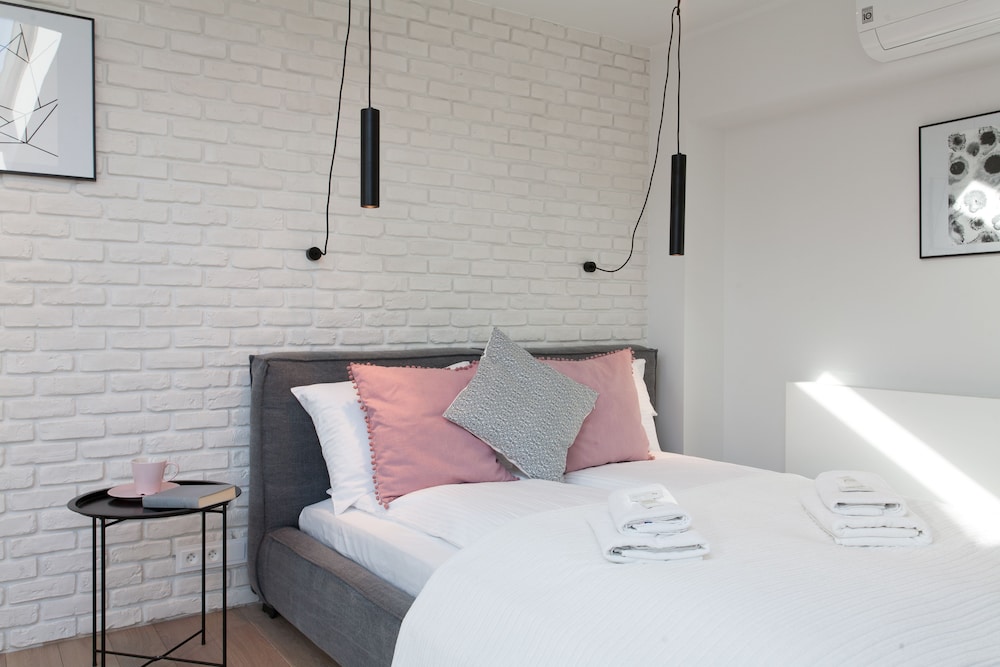 Luxury Mint Apartments Main Square 11/50