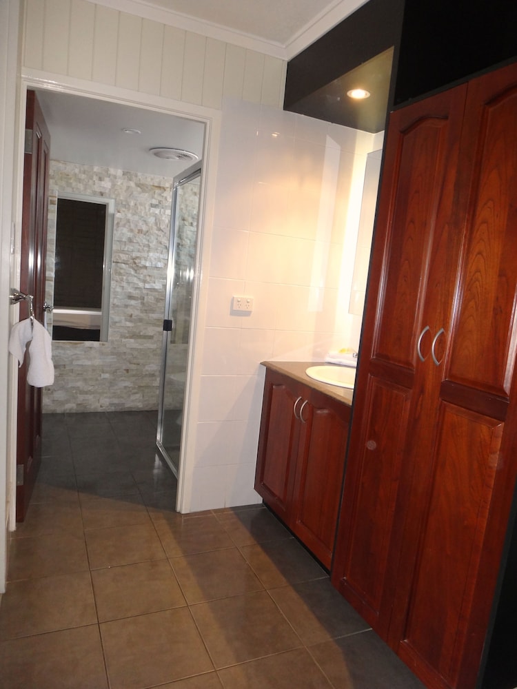 Country Plaza Motor Inn 6/28