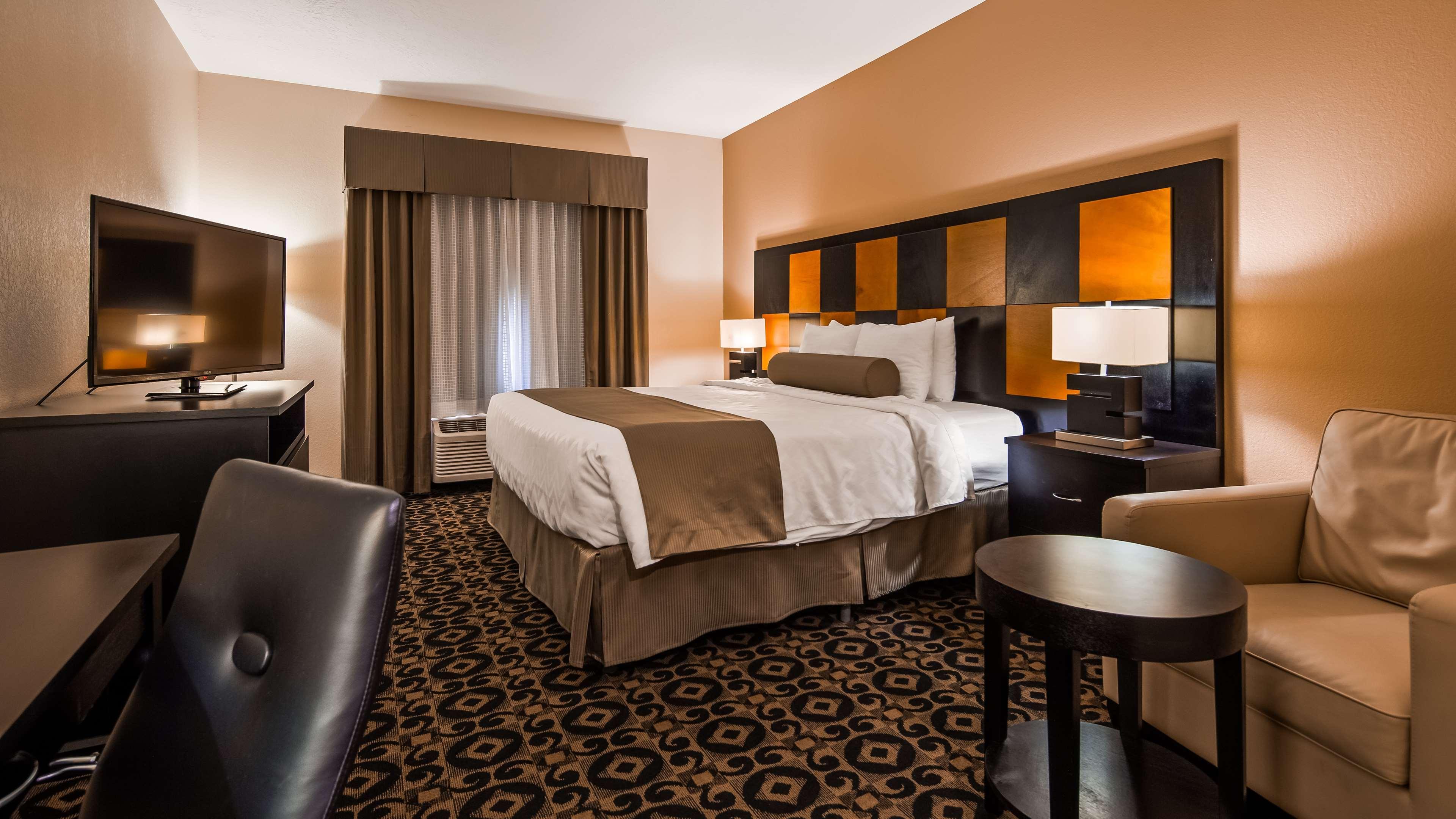 جناح بسرير كينج مع أريكة بحوض جاكوزي، Best Western Plus Airport Inn Suites Salt Lake City 3/7