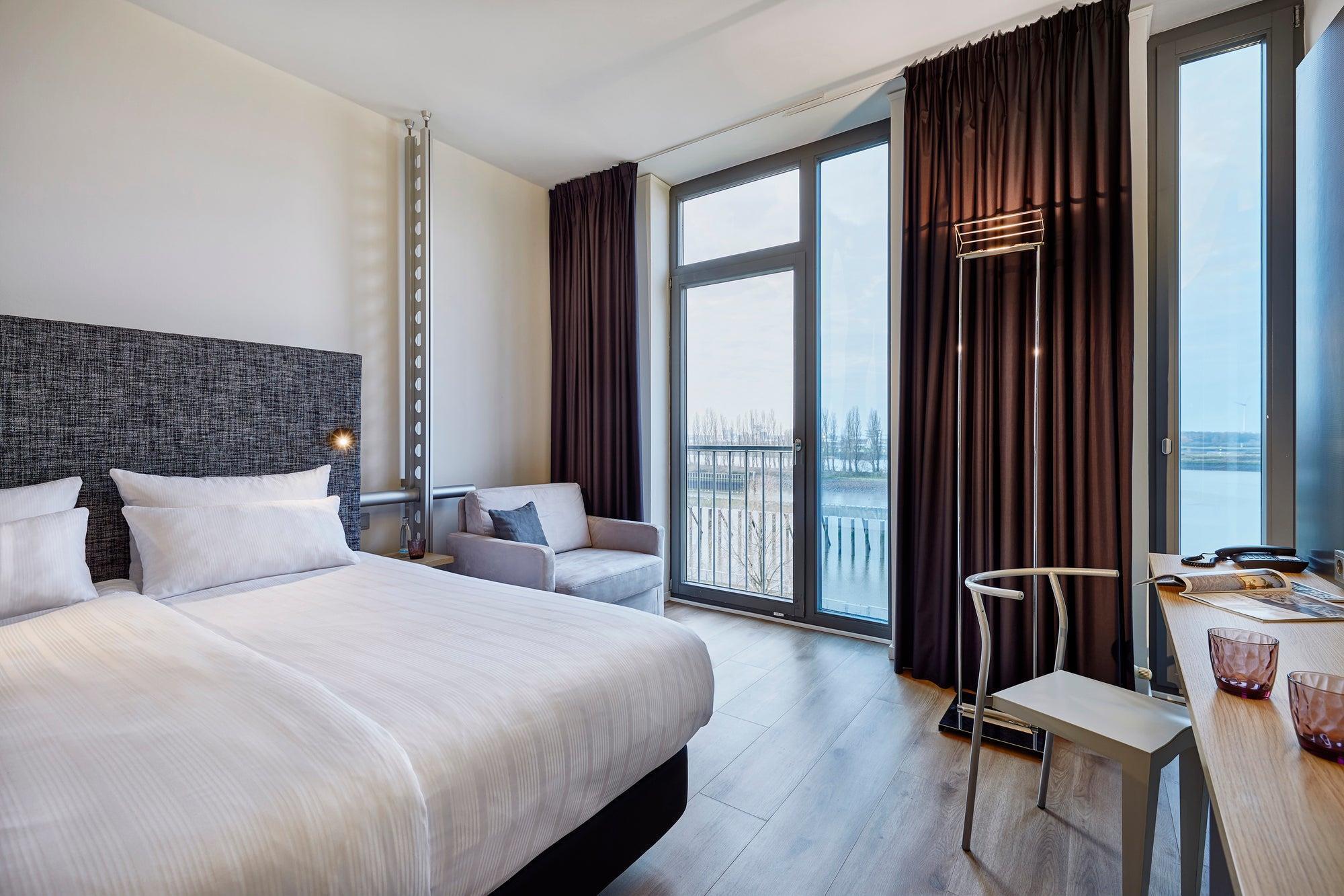 Room, Double Bed, River View, Innside By Melia Bremen 3/10