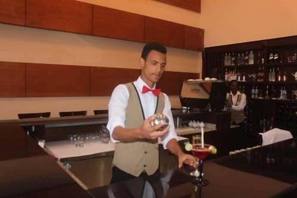 Tirar International Hotel 23/25