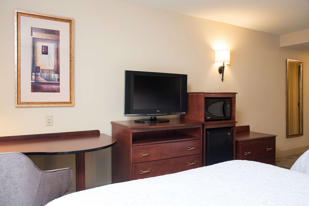 Hampton Inn Suites Bloomington Normal 44/48