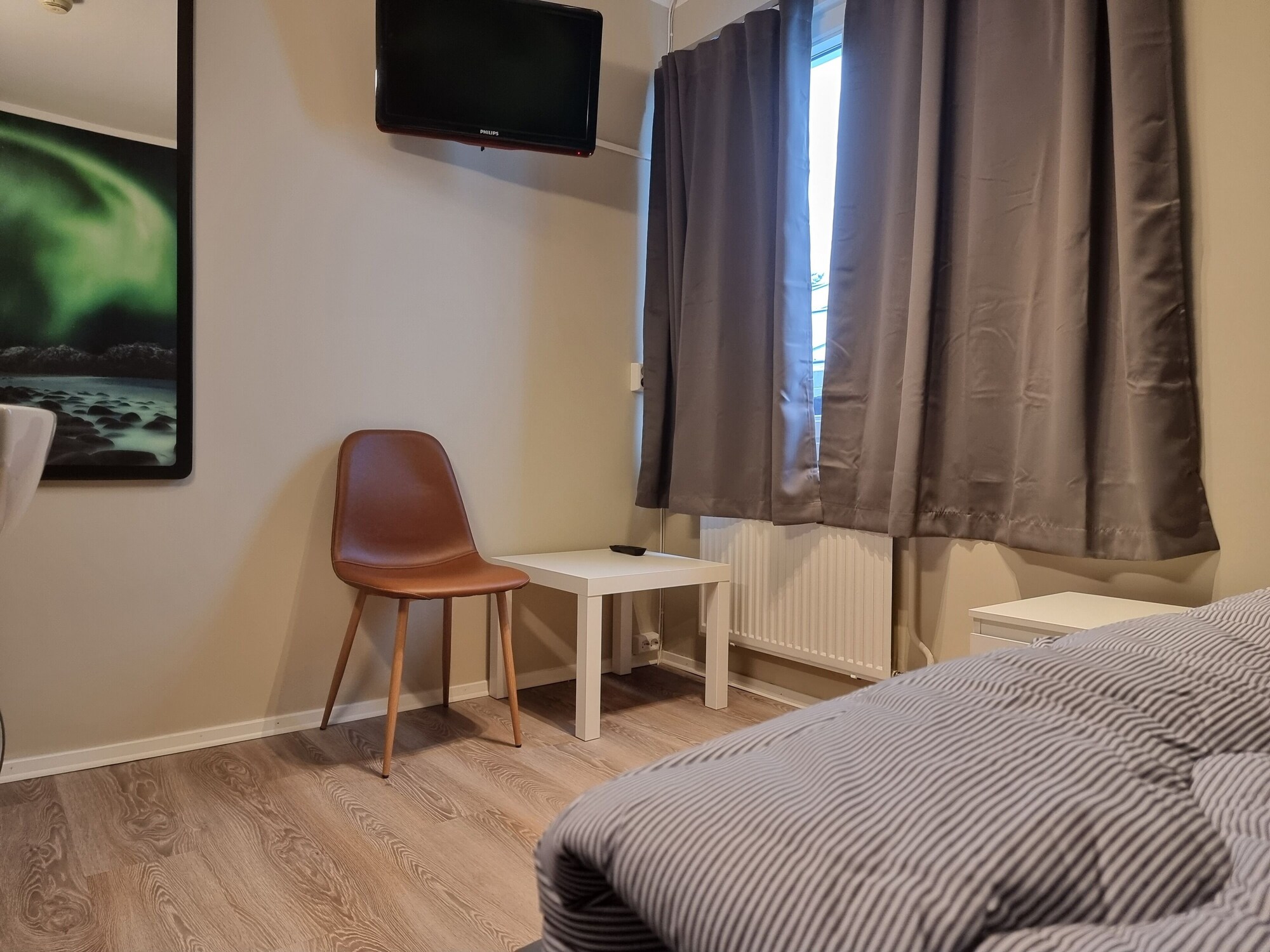 ROOM, SINGLE, SHARED BATHROOM