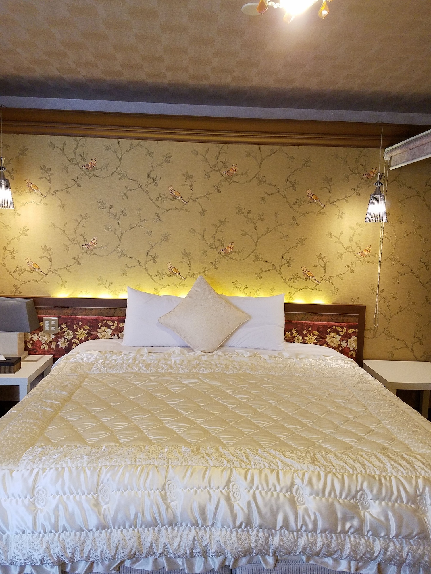ROOM, KING BED