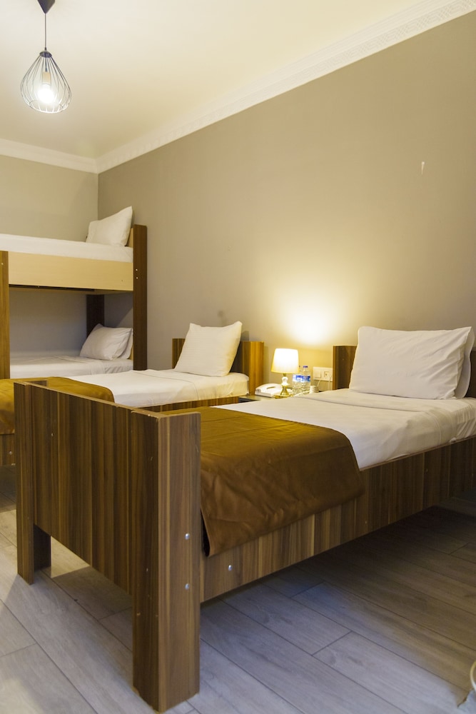 Privado Hotels 12/50