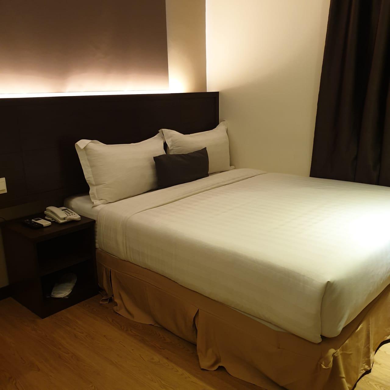 Super, Deluxe, Queen Bed