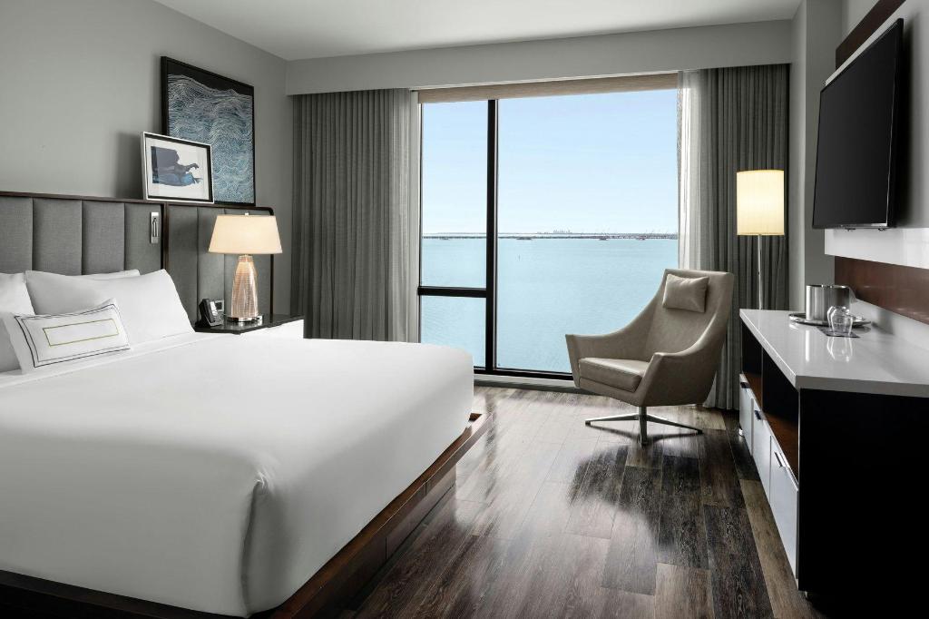 1 Bedroom, 3 Bay, Suite, King Bed, Bay View, Sofa