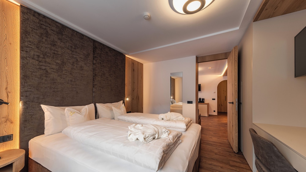 1 Bedroom, Exclusive, Suite, Queen Bed, Pool Side, Sofa