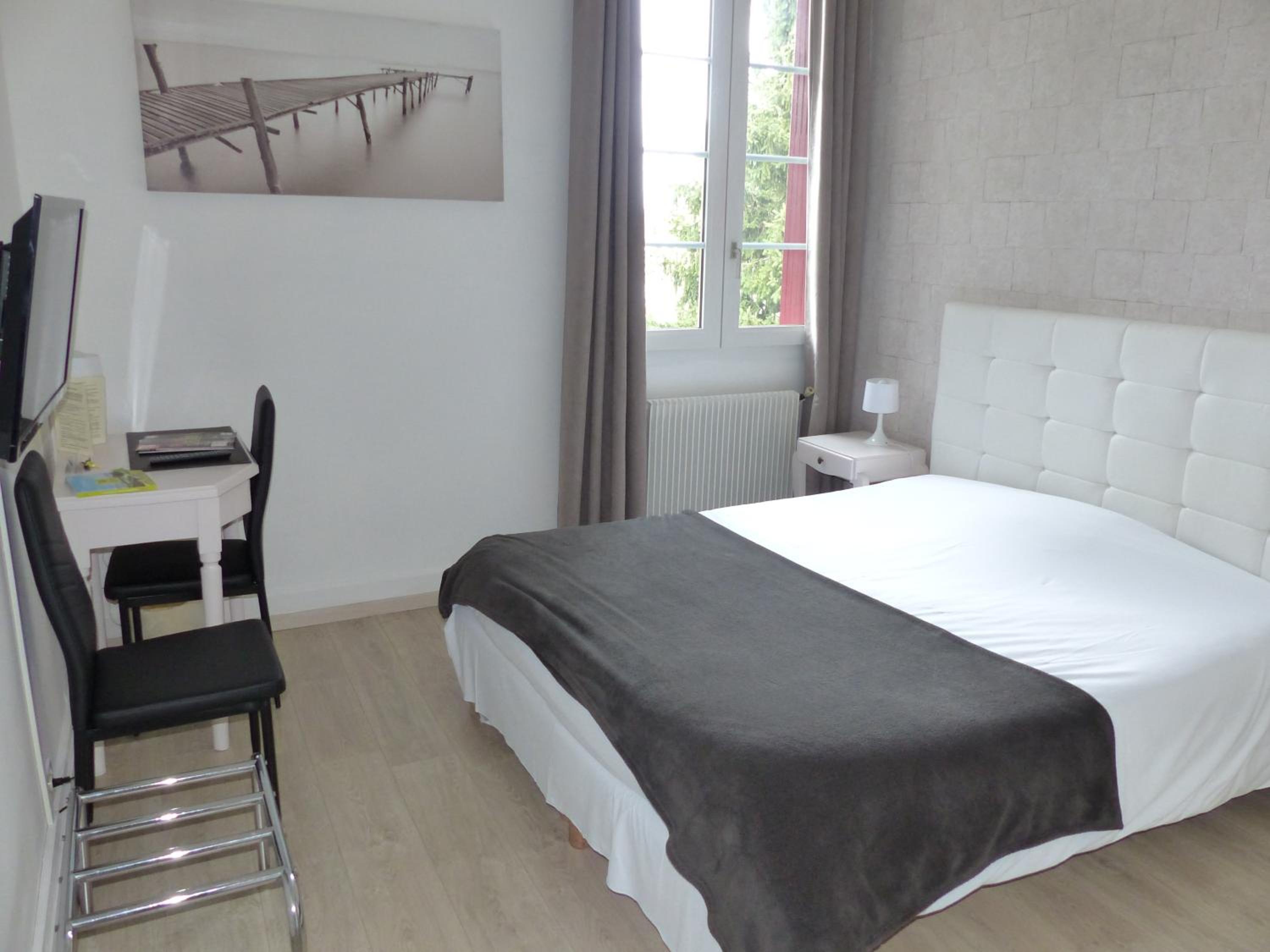 HOTEL AU COLOMBIER DU TOURON 10/23