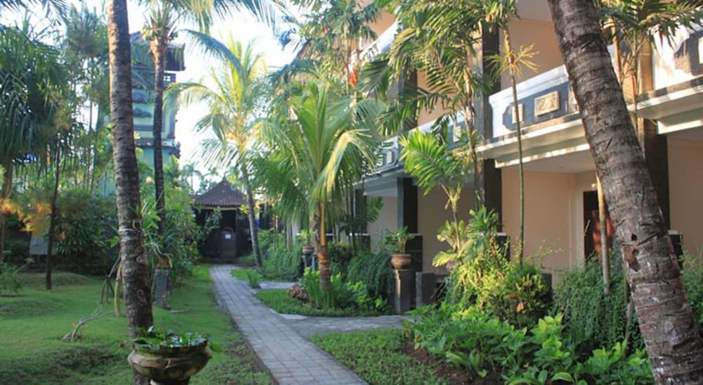 Bakungs Beach Hotel 33/38