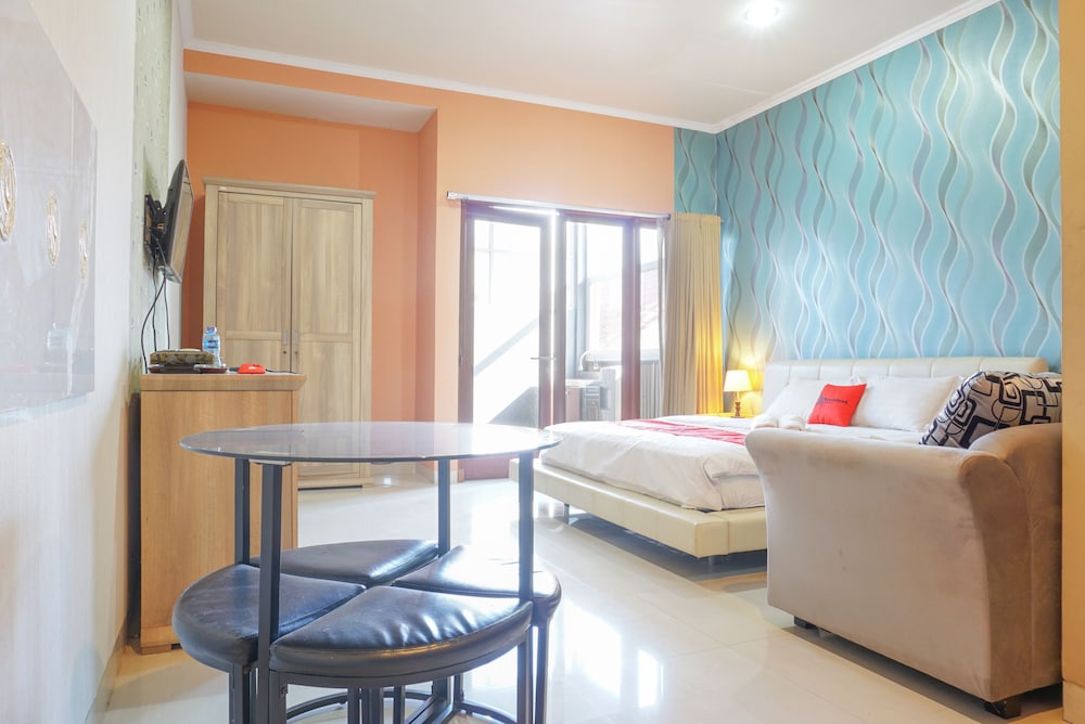 Residences By RedDoorz near Kemang Square 10/33
