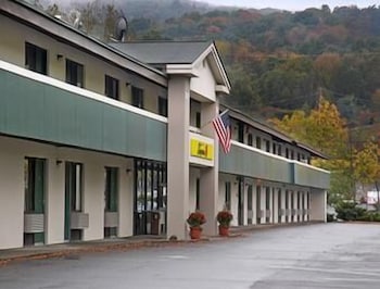 Super 8 by Wyndham White River Junction 1/23