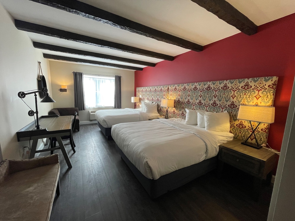 The Century House Ascend Hotel Collection 12/40