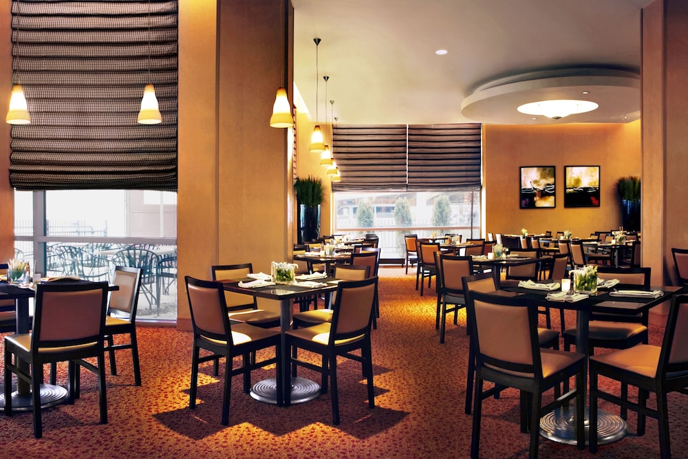 Hyatt Rosemont Near O Hare 44/64