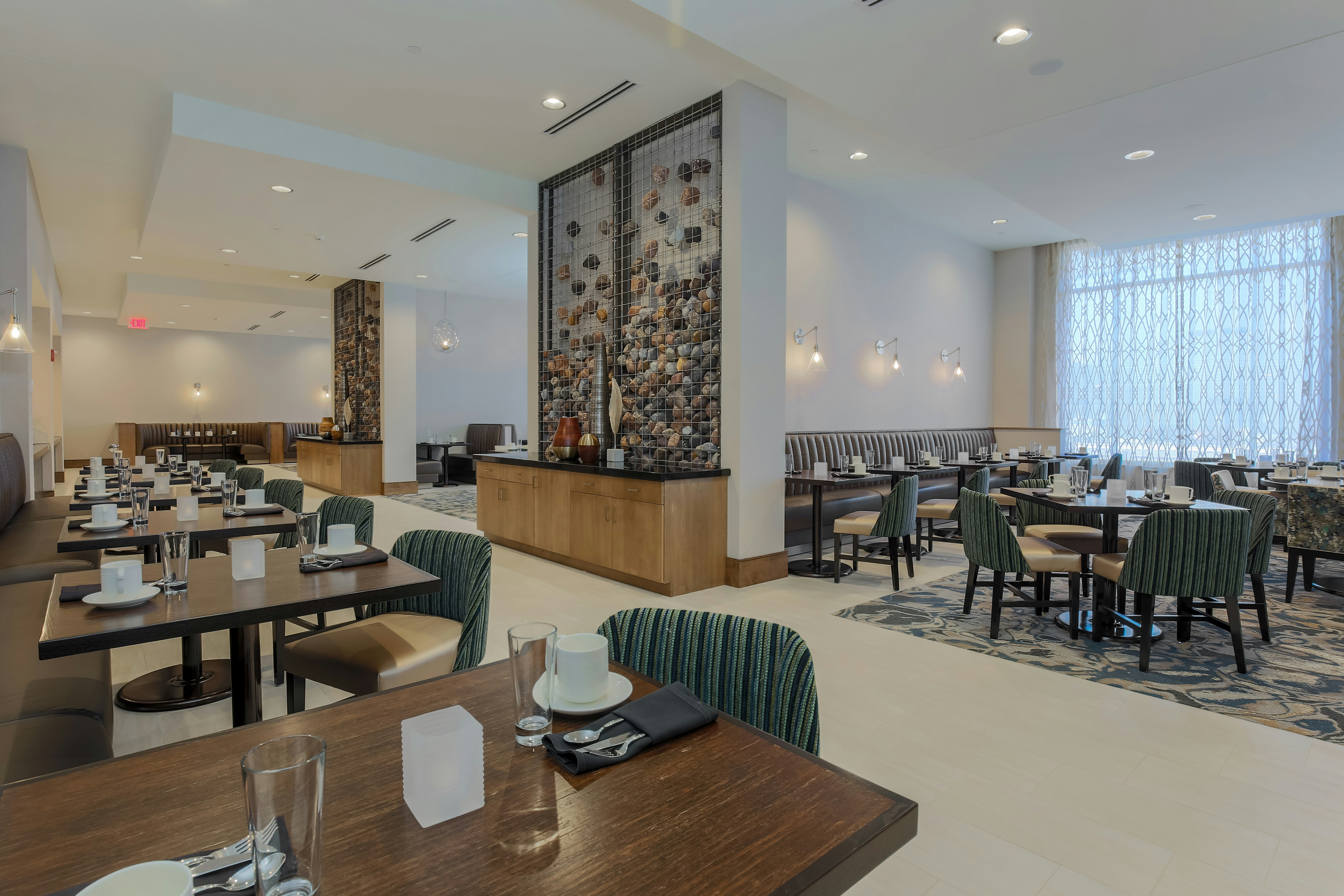 DOUBLETREE BY HILTON EVANSVILLE 52/74