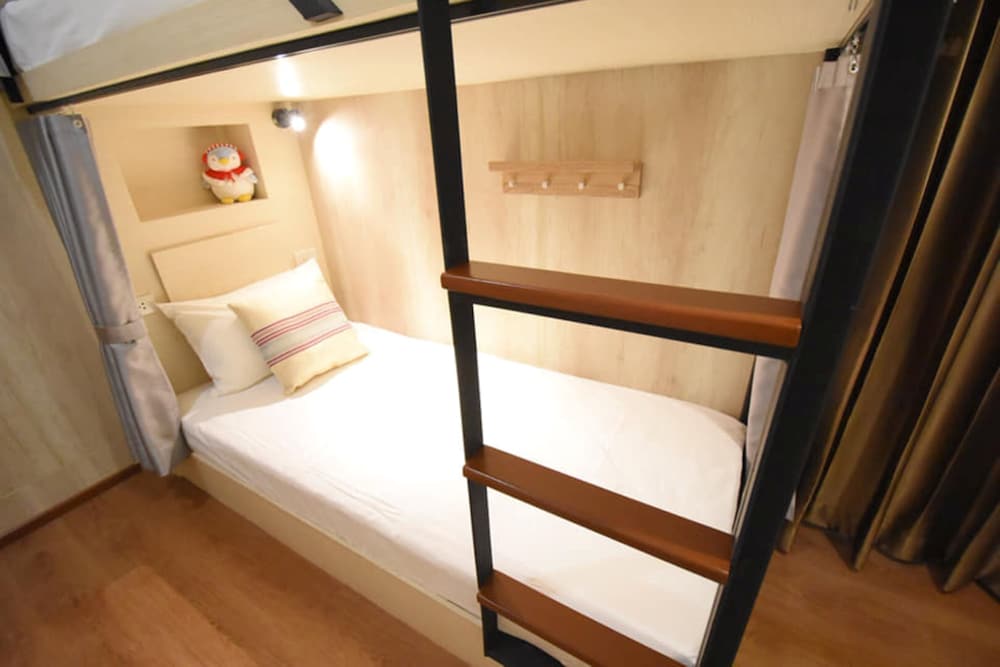 PRIVATE, BUNK BED, SHARED BATHROOM