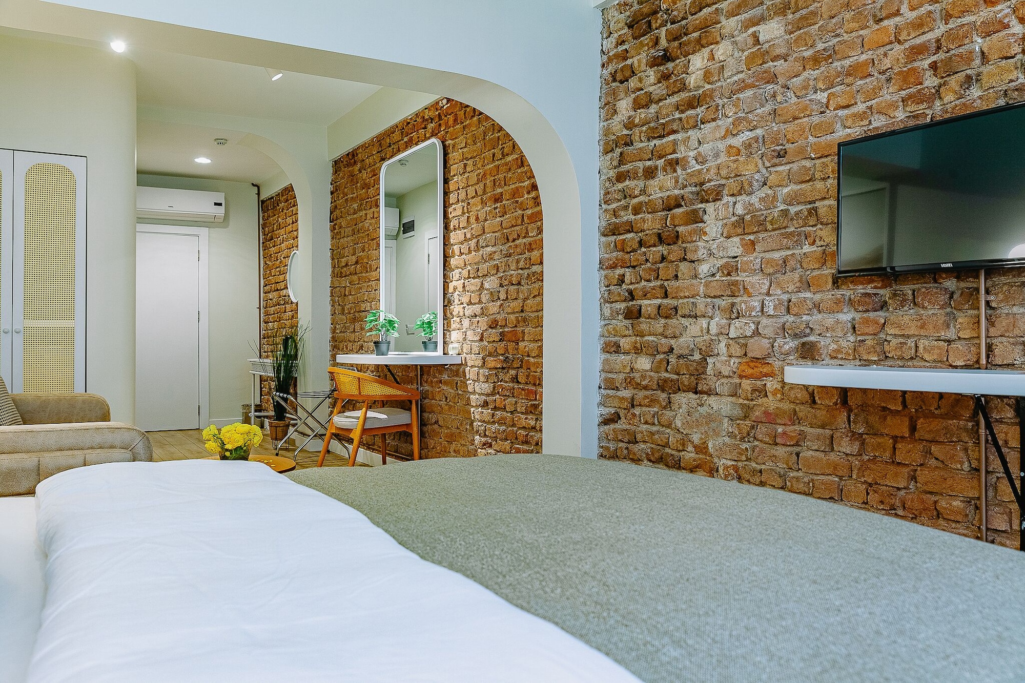 EXECUTIVE, SUITE