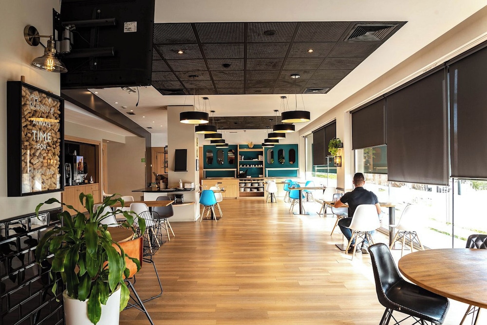 Travelodge BCN Cornella Fira 43/56