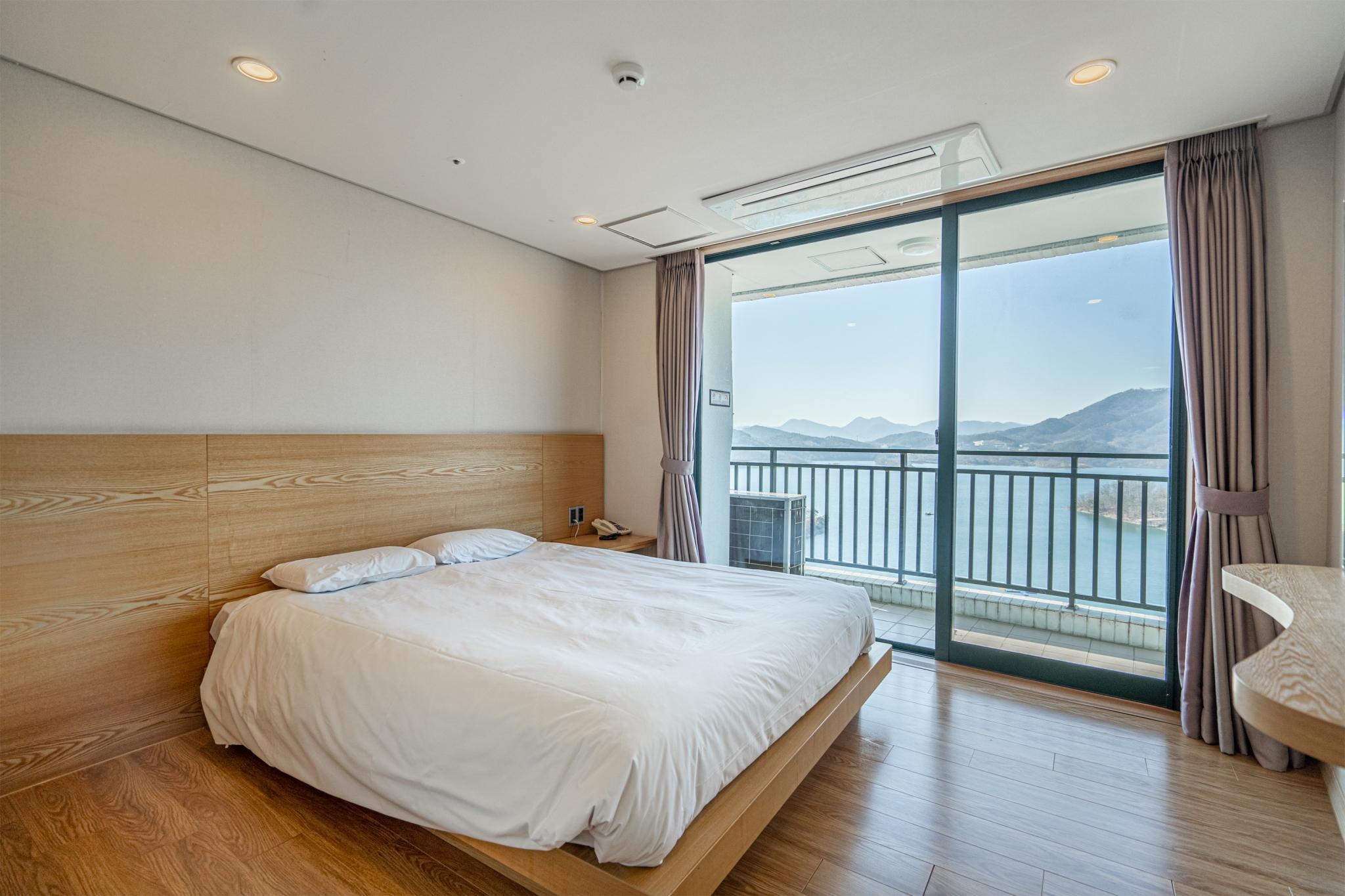 Hill House, Deluxe, 2 Futon Beds, Mountain View