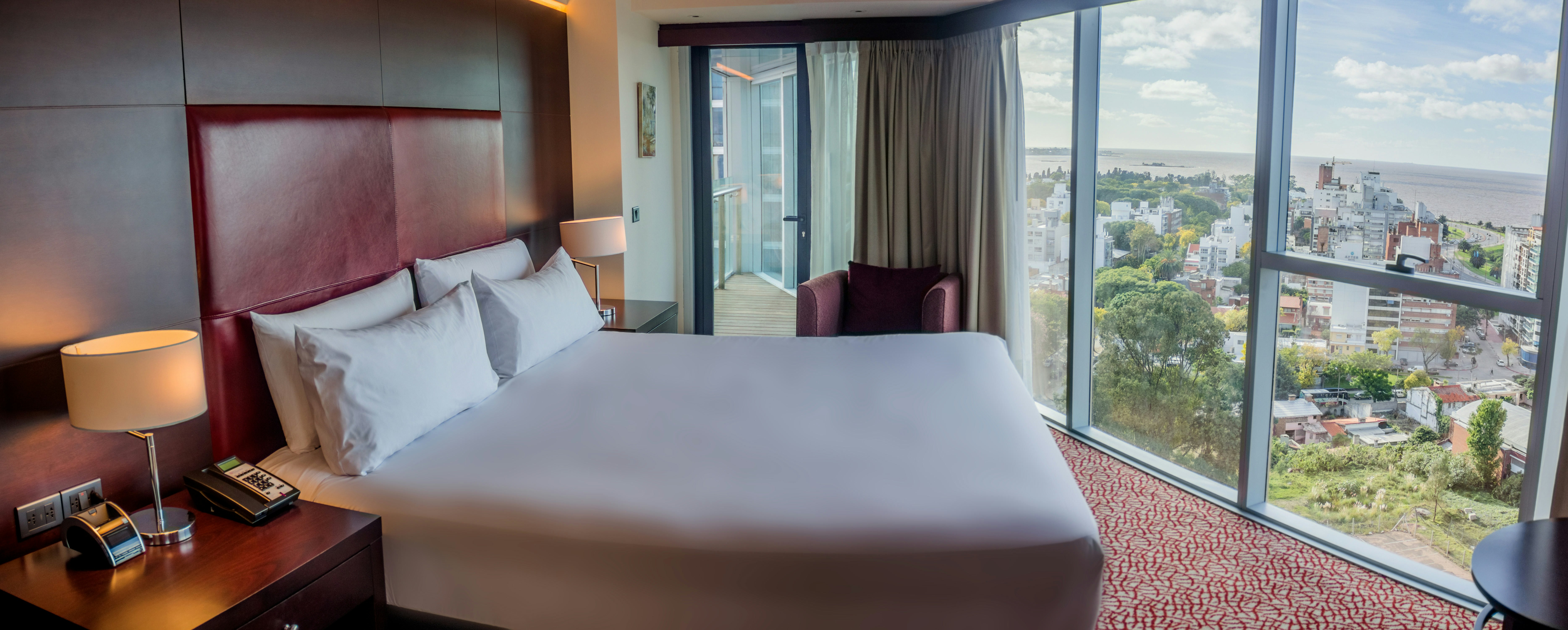 1 Bedroom, Suite, King Bed, Hilton Garden Inn Montevideo 2/3