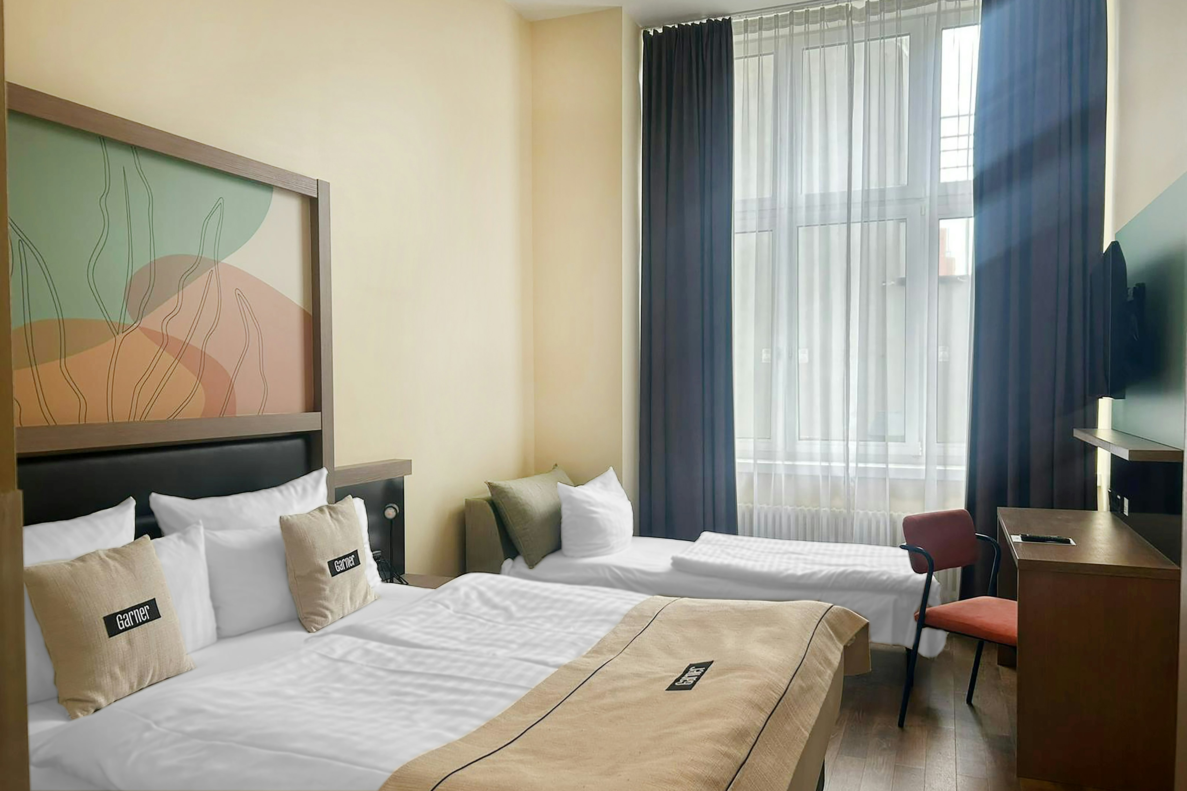 غرفة بريميوم بسريرين منفصلين مع أريكة، Garner Hotel Berlin - Charlottenburgm, an IHG Hotel 7/9