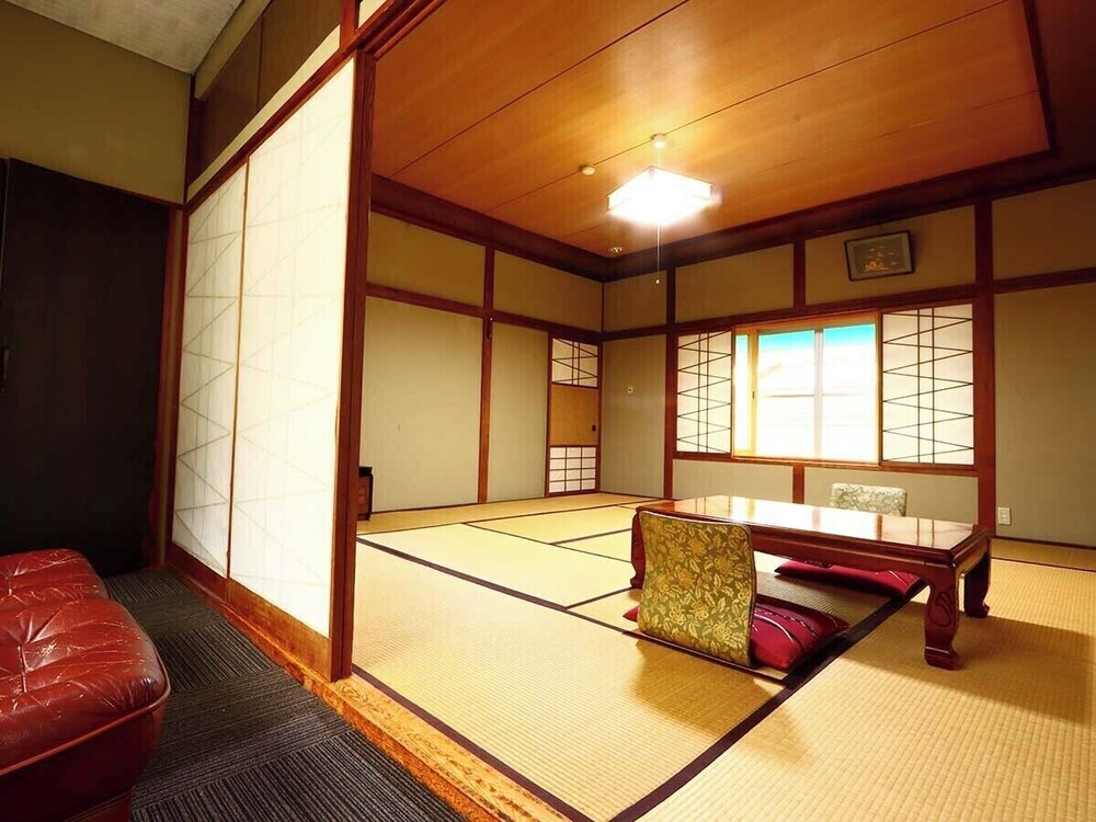 JAPANESE, SHARED BATHROOM