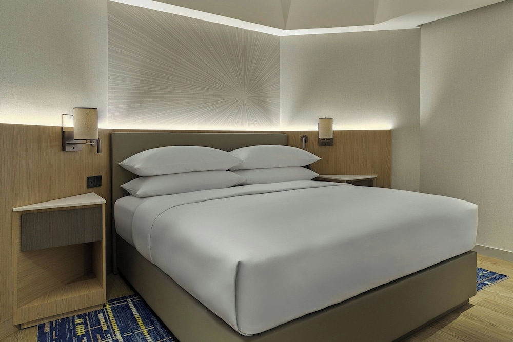 SUITE, KING BED, CITY VIEW