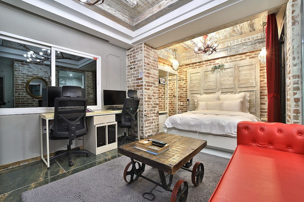 Hotel February Suseong 82/87